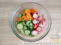 Салат с тунцом, редисом, морковью и огурцом