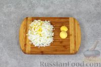 Слоеный салат из яиц с колбасой и маринованными огурцами