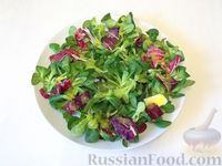 Салат с креветками, свежими огурцами и красной икрой