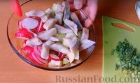 Салат с сельдью, редисом и яблоком