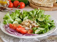 Салат с куриным филе, приготовленным в пергаменте