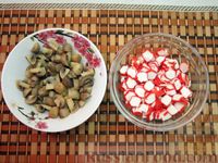 Крабовый салат с маринованными грибами и жареными овощами