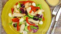Салат с курицей, овощами и моцареллой