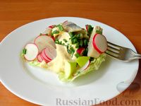 Салат с сельдью, редисом и яблоком