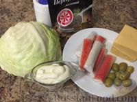 Капустный салат с крабовыми палочками, сыром и оливками