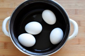 Черные яйца, фаршированные тунцом и икрой трески