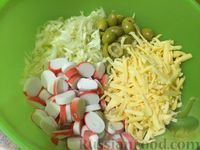 Капустный салат с крабовыми палочками, сыром и оливками