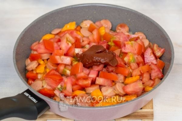 Пряная томатная подлива с сосисками и овощами