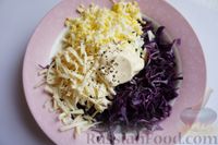Салат из краснокочанной капусты, яиц и сыра с чесноком