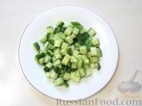 Салат с креветками, свежими огурцами и красной икрой