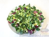 Салат с креветками, свежими огурцами и красной икрой