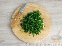 Салат из курицы с изюмом, зеленью и чесноком